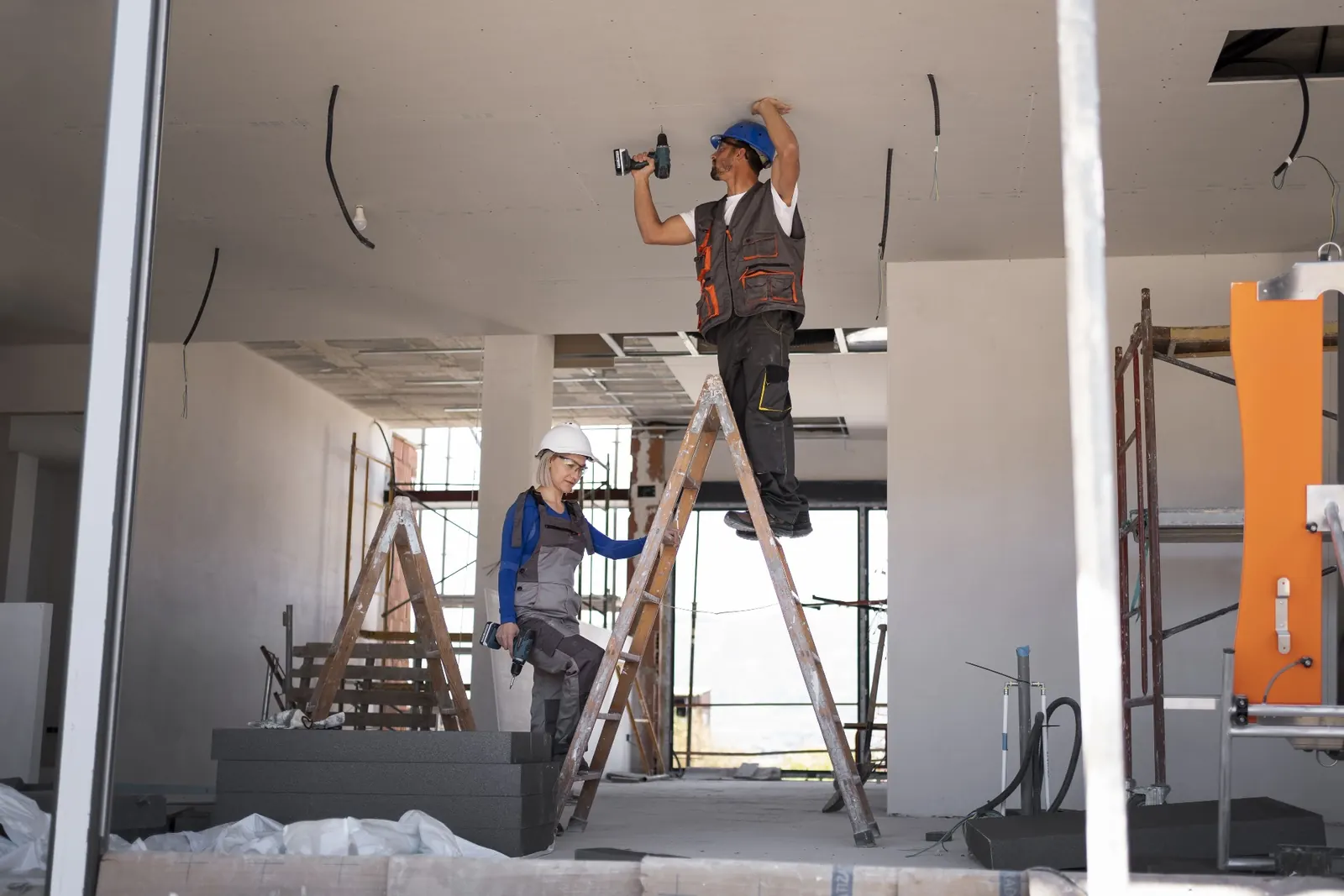 Equipo técnico de MS Construcciones supervisando instalaciones industriales